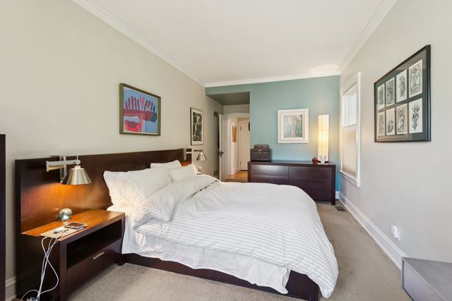 5752 N Sacramento Avenue, Chicago, IL 60659