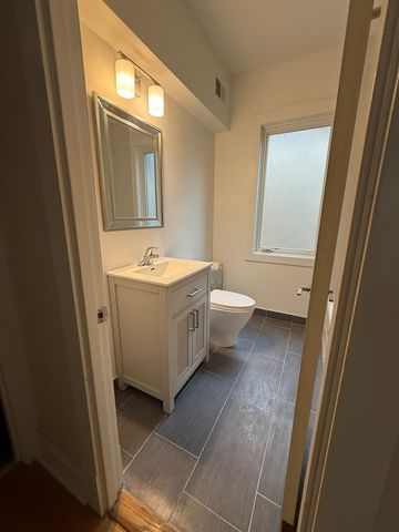 5752 N Sacramento Avenue, Chicago, IL 60659