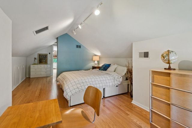5752 N Sacramento Avenue, Chicago, IL 60659