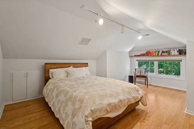 5752 N Sacramento Avenue, Chicago, IL 60659