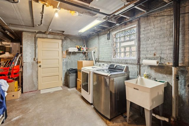 5752 N Sacramento Avenue, Chicago, IL 60659