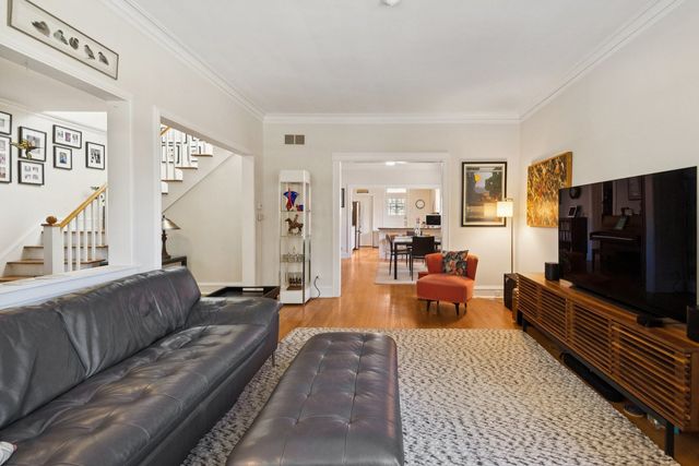 5752 N Sacramento Avenue, Chicago, IL 60659