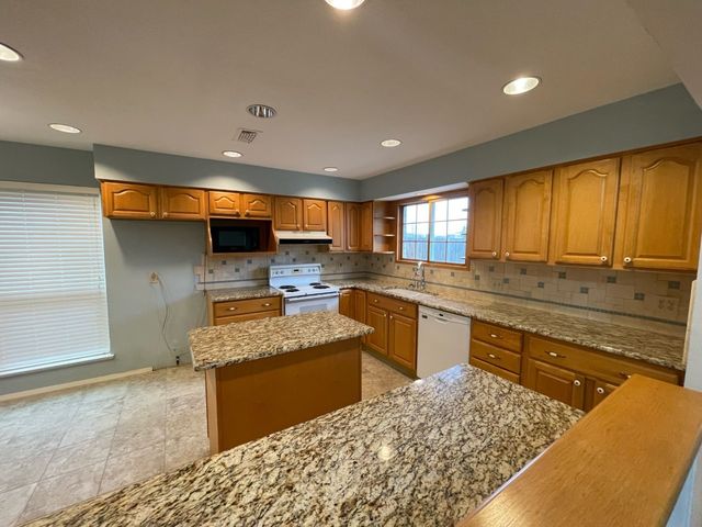 1905 Fox Hill Court, Arlington, TX 76015