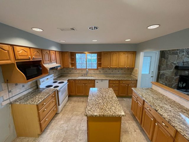 1905 Fox Hill Court, Arlington, TX 76015