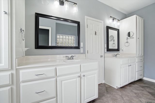 10375 Old Field Rd, St Francisville, LA 70775