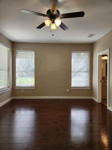 207 Meadows LN, Dripping Springs, TX 78620