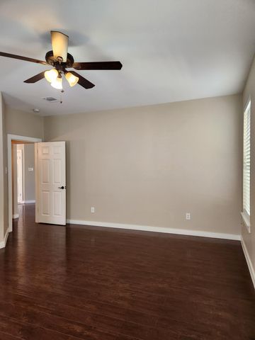 207 Meadows LN, Dripping Springs, TX 78620