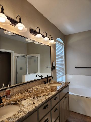 207 Meadows LN, Dripping Springs, TX 78620