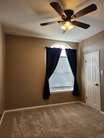 207 Meadows LN, Dripping Springs, TX 78620