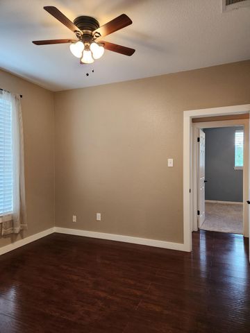 207 Meadows LN, Dripping Springs, TX 78620