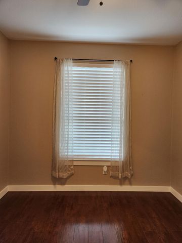 207 Meadows LN, Dripping Springs, TX 78620