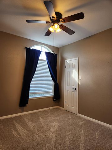 207 Meadows LN, Dripping Springs, TX 78620