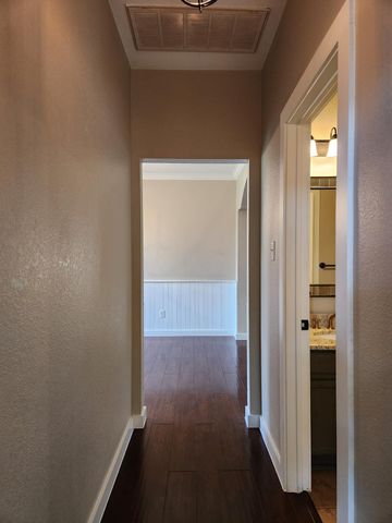 207 Meadows LN, Dripping Springs, TX 78620