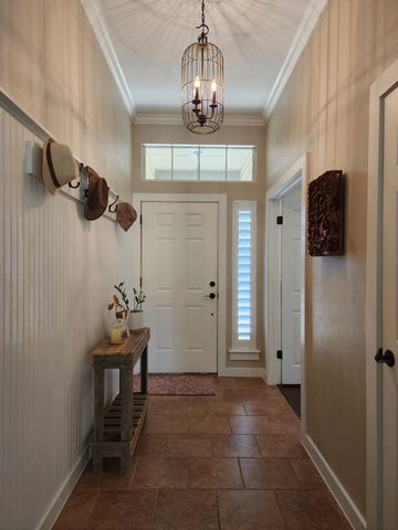 207 Meadows LN, Dripping Springs, TX 78620