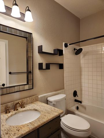 207 Meadows LN, Dripping Springs, TX 78620