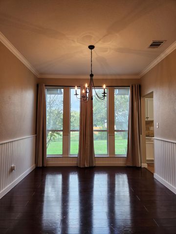 207 Meadows LN, Dripping Springs, TX 78620