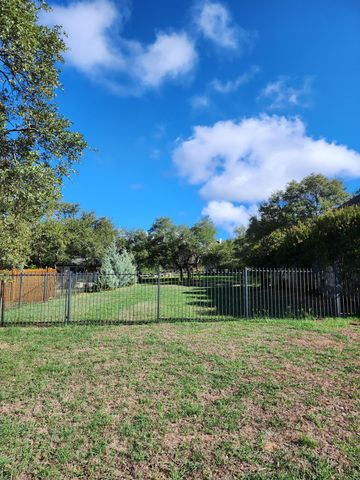 207 Meadows LN, Dripping Springs, TX 78620