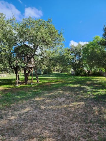207 Meadows LN, Dripping Springs, TX 78620