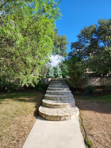 207 Meadows LN, Dripping Springs, TX 78620