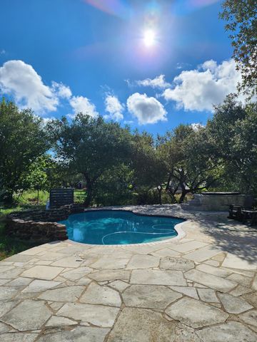 207 Meadows LN, Dripping Springs, TX 78620
