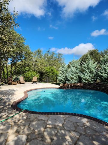 207 Meadows LN, Dripping Springs, TX 78620