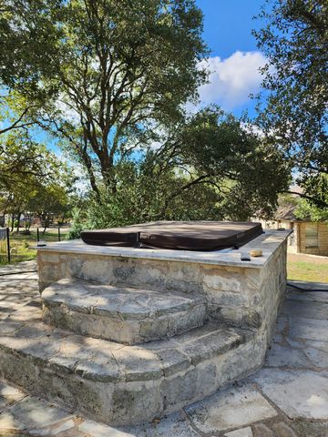 207 Meadows LN, Dripping Springs, TX 78620