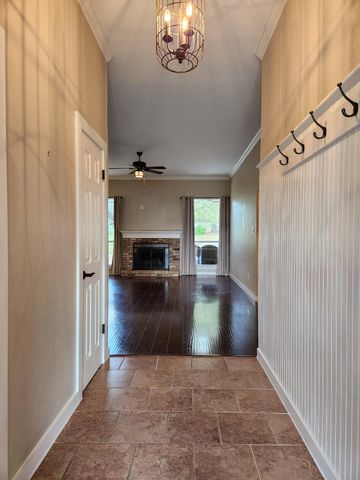 207 Meadows LN, Dripping Springs, TX 78620