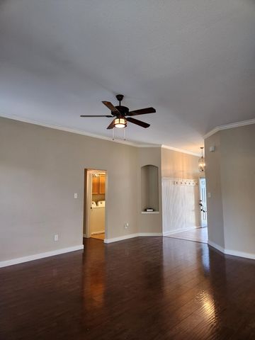 207 Meadows LN, Dripping Springs, TX 78620