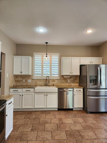 207 Meadows LN, Dripping Springs, TX 78620