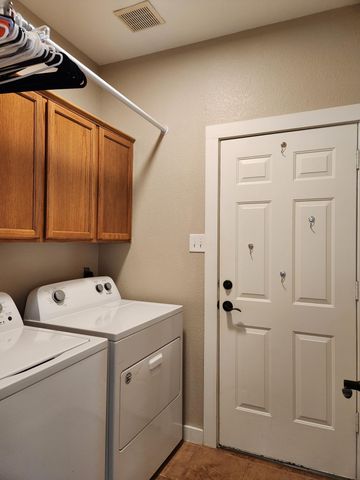 207 Meadows LN, Dripping Springs, TX 78620