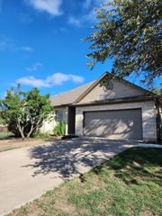 207 Meadows LN, Dripping Springs, TX 78620
