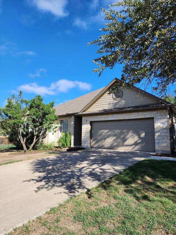 207 Meadows LN, Dripping Springs, TX 78620