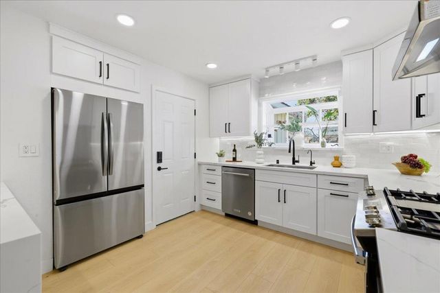 992 Hibiscus Lane, San Jose, CA 95117