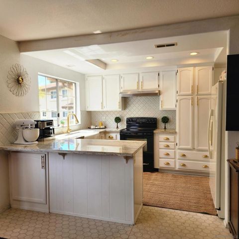 4050 Porte de Palmas 26, San Diego, CA 92122