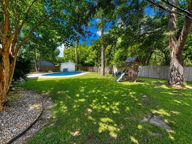 5107 Longshadow Drive, Dickinson, TX 77539