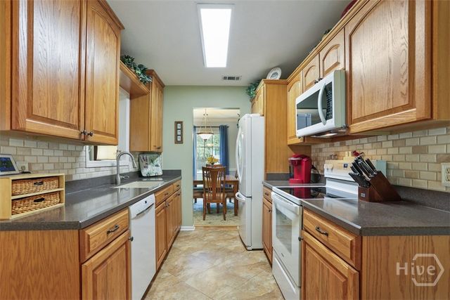 31 S Lake Drive, Savannah, GA 31410