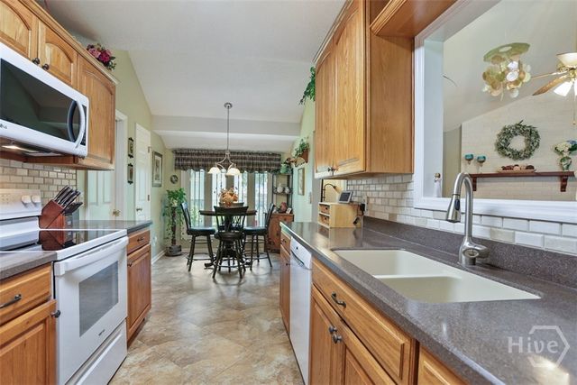 31 S Lake Drive, Savannah, GA 31410