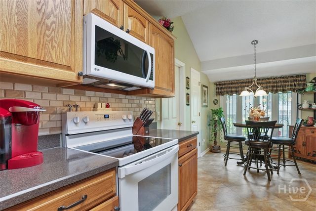 31 S Lake Drive, Savannah, GA 31410