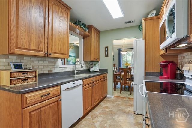 31 S Lake Drive, Savannah, GA 31410