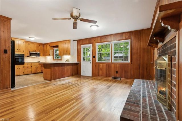 121 Burnham PL, Newport News, VA 23606