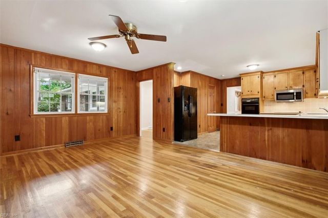 121 Burnham PL, Newport News, VA 23606