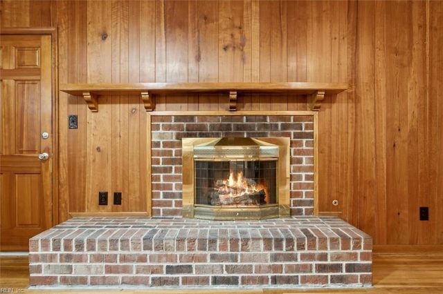 121 Burnham PL, Newport News, VA 23606