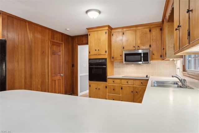 121 Burnham PL, Newport News, VA 23606