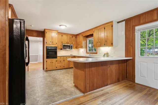 121 Burnham PL, Newport News, VA 23606