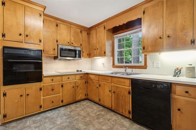 121 Burnham PL, Newport News, VA 23606