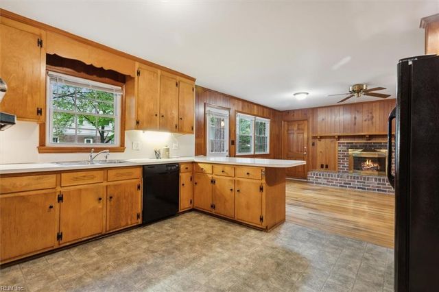 121 Burnham PL, Newport News, VA 23606