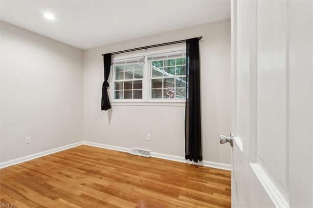 121 Burnham PL, Newport News, VA 23606