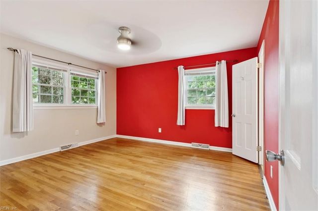 121 Burnham PL, Newport News, VA 23606