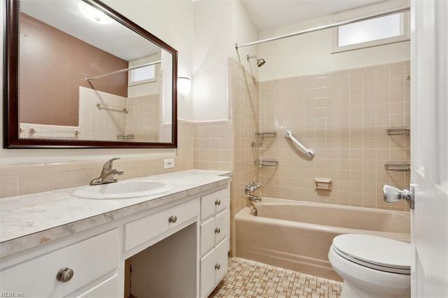 121 Burnham PL, Newport News, VA 23606