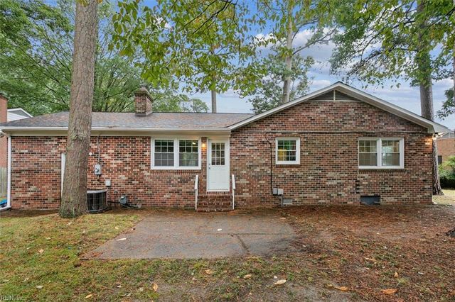 121 Burnham PL, Newport News, VA 23606